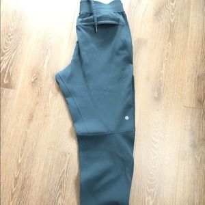 Lululemon jogger size M 7.5 out of 10
